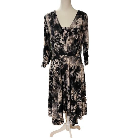 Simply Vera Vera Wang Dresses & Skirts - Simply Vera Vera Wang Dress Size Medium Floral Abstract Fit and Flare Stretchy